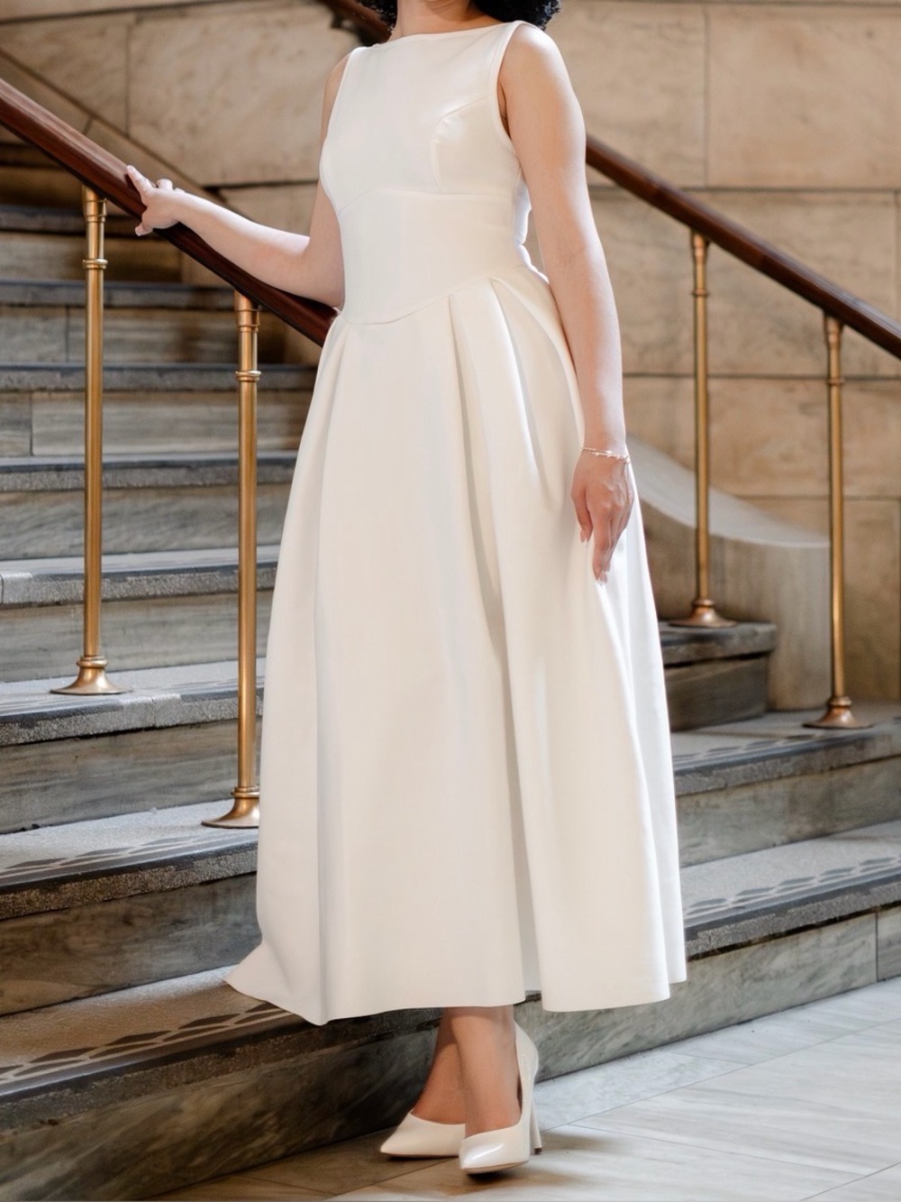 Elegant White Sleeveless Midi Dress